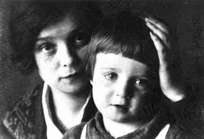 Надежда Вольпин с сыном Александром. / Фото: www.esenin-lit.ru