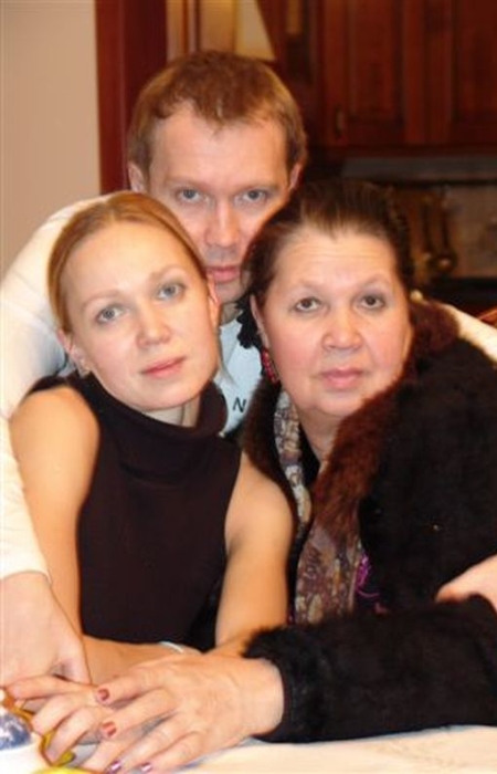 Евгений Миронов с мамой и сестрой. / Фото: www.kratkoebio.ru