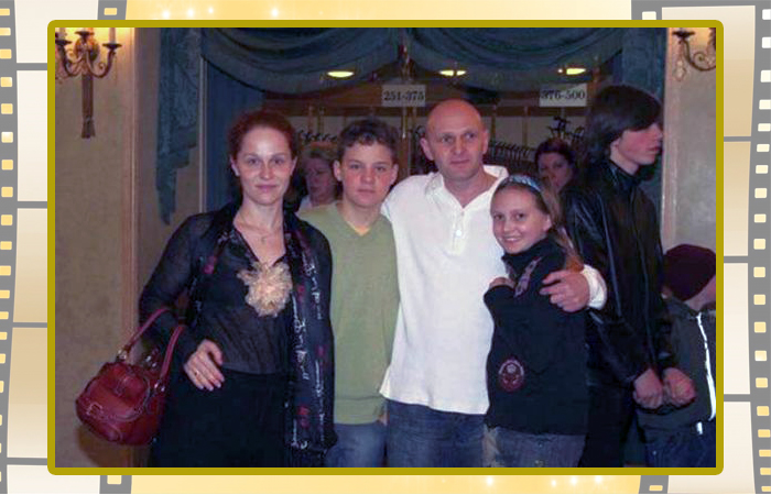 Данил Стеклов с мамой, отчимом и сводной сестрой машей.