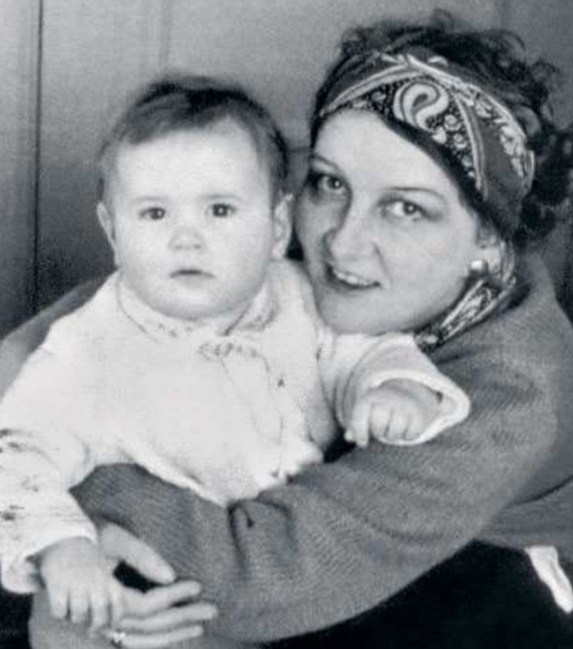 Катерина Корнакова с дочерью Катей. / Фото: www.bryners.ru