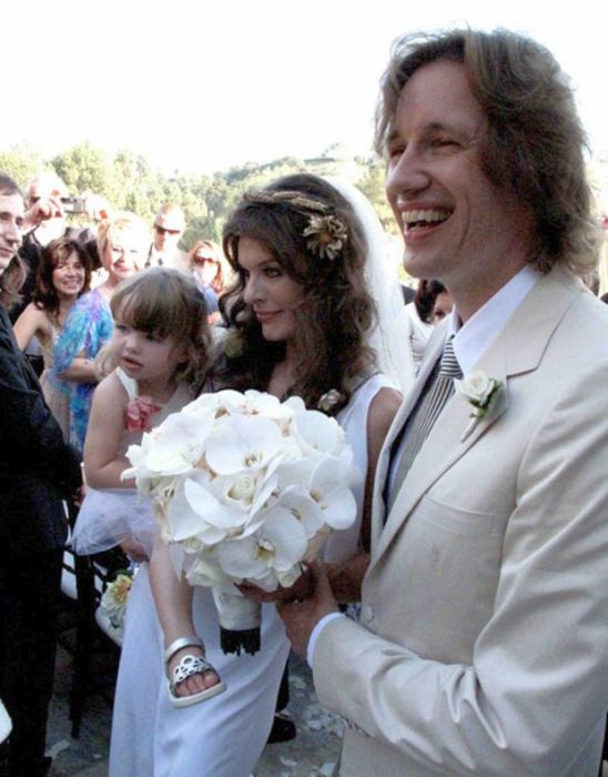 Милла Йовович и Пол Андерсон с дочерью в день бракосочетания. / Фото: www.mm52.net