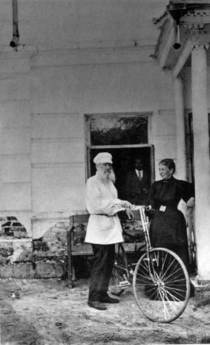Лев Толстой впервые сел на велосипед в 67 лет. / Фото: www.pinimg.com