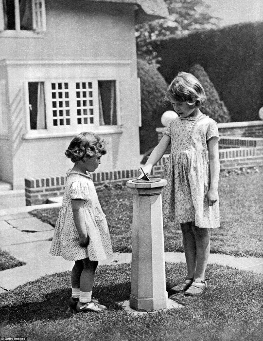 Будущая королева Великобритании и её младшая сестра. / Фото: www.dailymail.co.uk