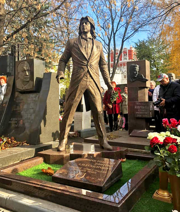 Памятник Дмитрию Хворостовскому на Новодевичьем кладбище. / Фото: www.dela.ru