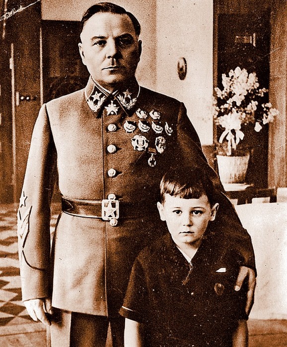 Климент Ворошилов с приёмным сыном Петей. / Фото: www.kp.ru