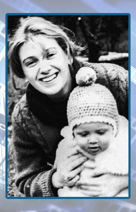 Анна Варпаховская в детстве с мамой.