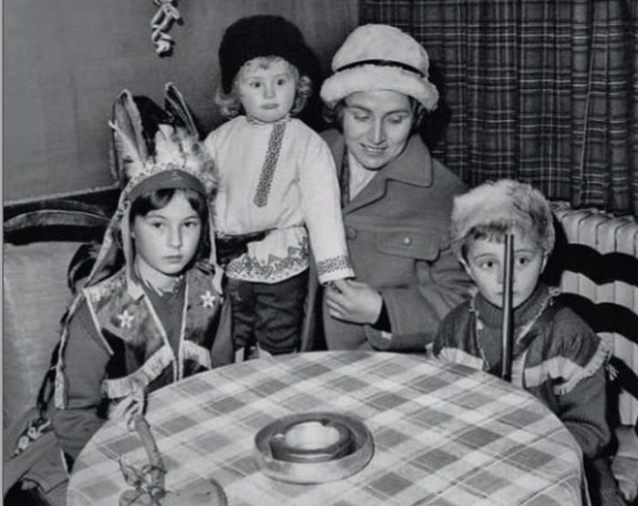 Симона Шанжё с детьми: Надин, Пьером и Мариной.