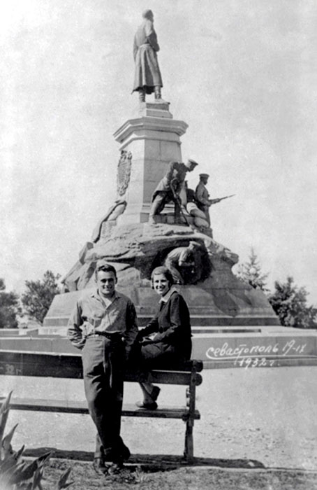 Сергей Королёв и Ксения Винцентини в Севастополе. / Фото: www.odessa-memory.info