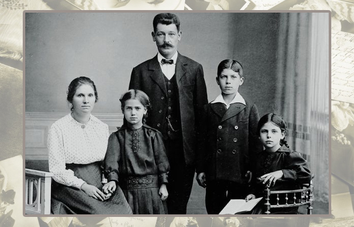 Анна Магдалена Леммингер в детстве с родителями, братом и сестрой.