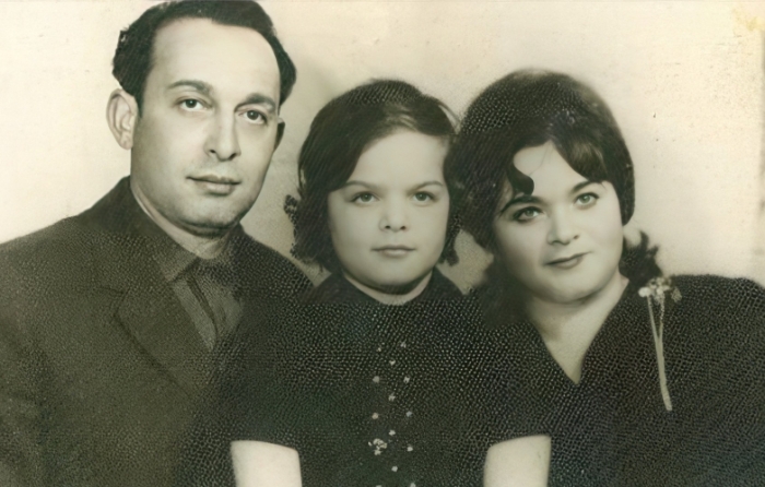 Лариса Долина в детстве с родителями. / Фото: www.uznayvse.ru