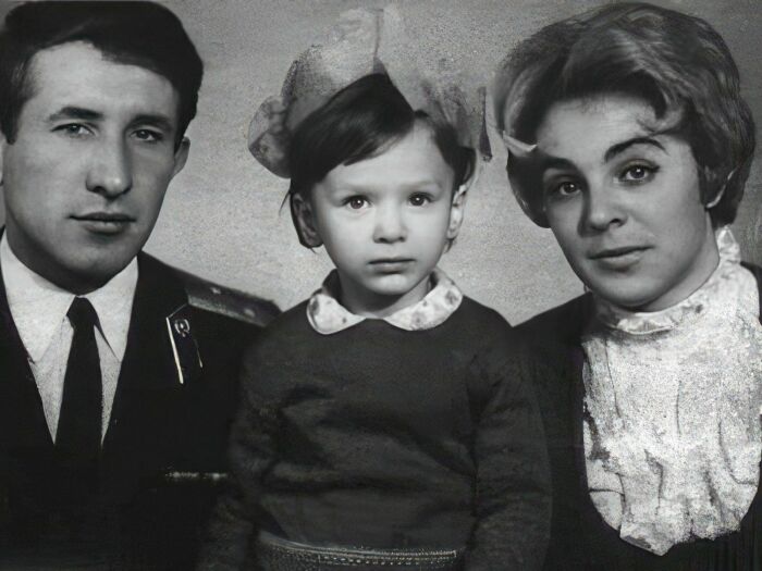 Ирина Гринёва в детстве с родителями. / Фото: www.uznayvse.ru