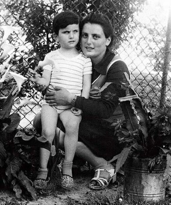 Диана Гурцкая в детстве с мамой. / Фото: www.tvcenter.ru