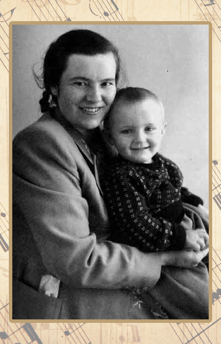 Владимир Ивасюк в детстве с мамой.