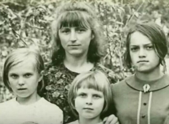 Надежда Кадышева в детстве с семьёй. / Фото: www.tvcenter.ru