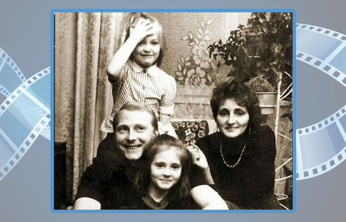 Анна Казючиц в детстве с родителями и младшей сестрой Татьяной.