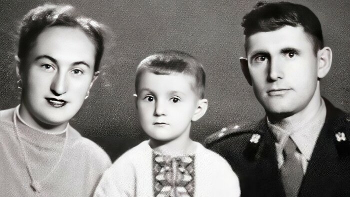 Леонид Ярмольник в детстве с родителями. / Фото: www.uznayvse.ru