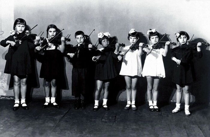 Кира Крейлис-Петрова (в центре) в детстве в музыкальной школе. / Фото: www.7days.ru