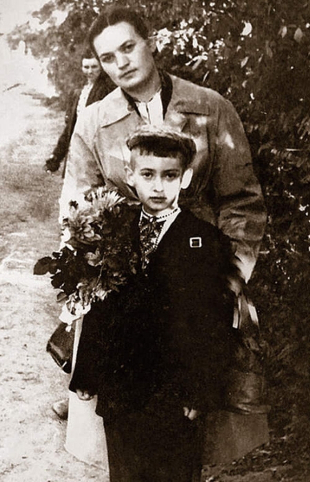 Игорь Крутой в детстве с мамой. / Фото: www.fashion-person.com