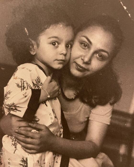 Лаура Кеосаян в детстве с мамой.  / Фото: социальные сети