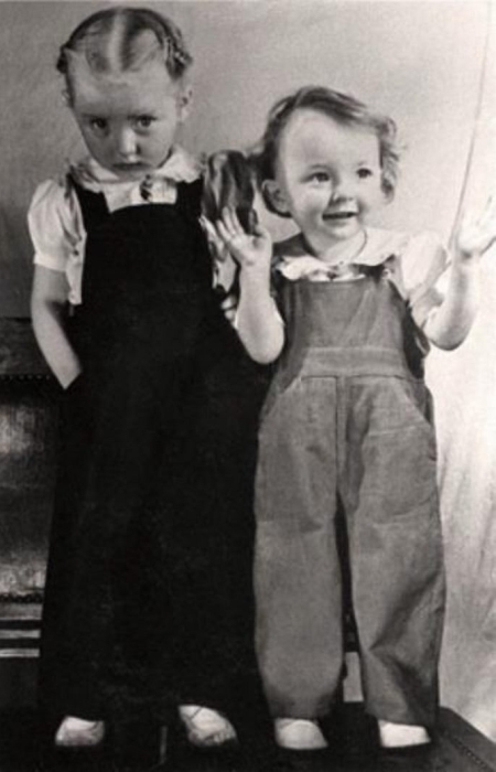 Марианна и Анастасия Вертинские в детстве. / Фото: www.pinterest.com