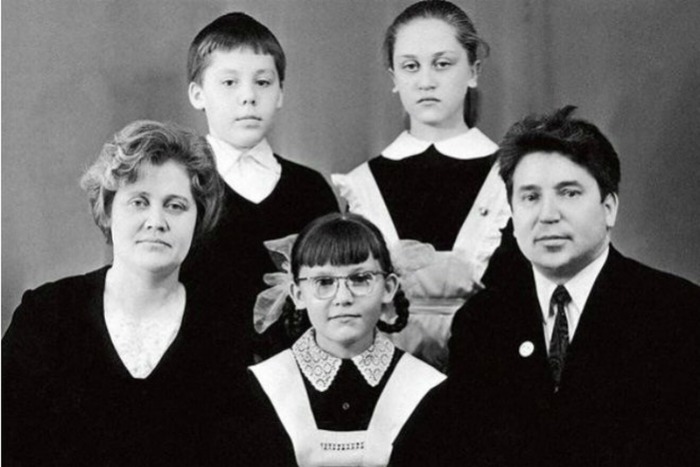 Елена Малышева в детстве с родителями,братом и сестрой. / Фото: www.ladymega.ru