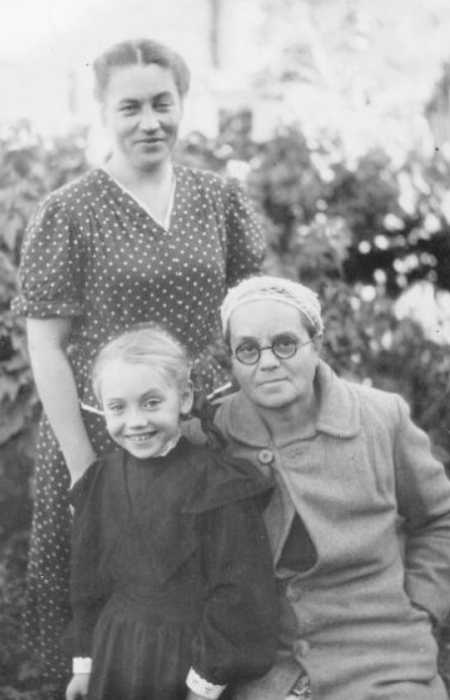 Марина Мальцева в детстве с мамой и бабушкой. / Фото: www.libcat.ru