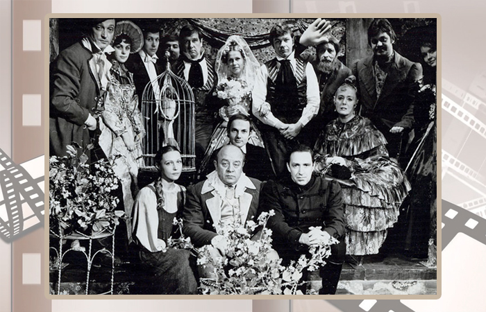 Вера Майорова (первая в нижнем ряду) в роли Дуняши в спектакле «Женитьба» в Театре на Малой Бронной.