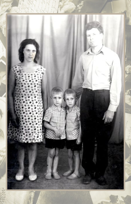 Братья Пономаренко в детстве с родителями.