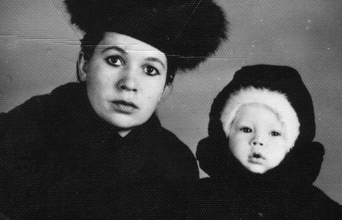 Евгений Миронов в детстве с мамой. / Фото: www.new-magazine.ru