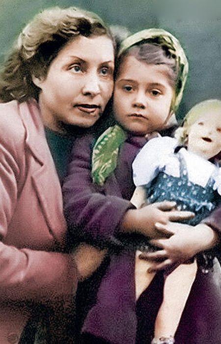 Ирина Мирошниченко в детстве с мамой. / Фото: www.7days.ru