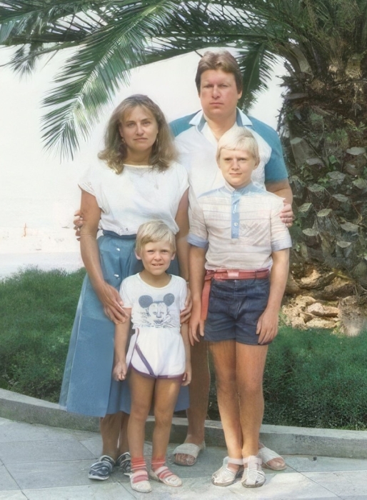 Александр Незлобин в детстве с родителями и старшим братом. / Фото: www.uznayvse.ru