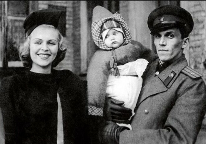 Елена Метёлкина в детстве с родителями. / Фото: www.shnyagi.net