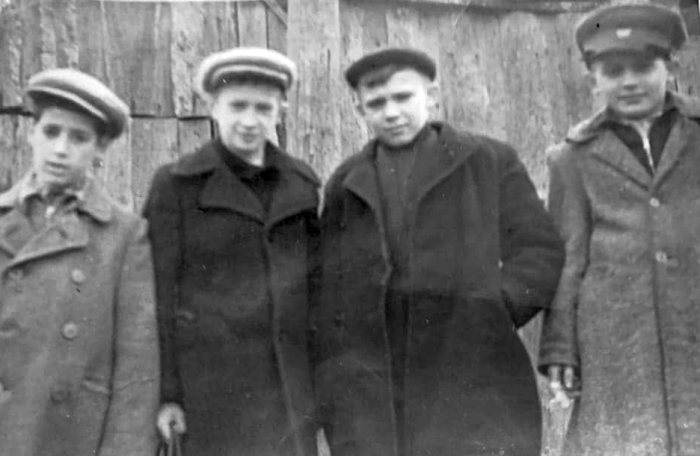 Лев Новожёнов (крайний слева) в детстве с друзьями. / Фото: социальные сети