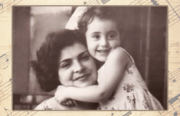 Ирина Отиева в детстве с мамой.