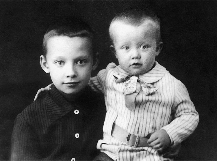 Николай Добронравов в детстве с младшим братом Дмитрием. / Фото: www.bibliotemryuk.ru