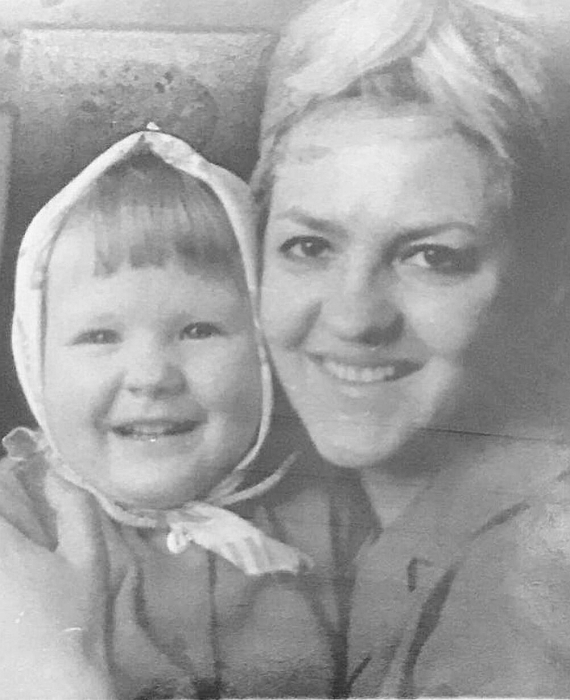 Рената Литвинова в детстве с мамой. / Фото: www.novochag.ru