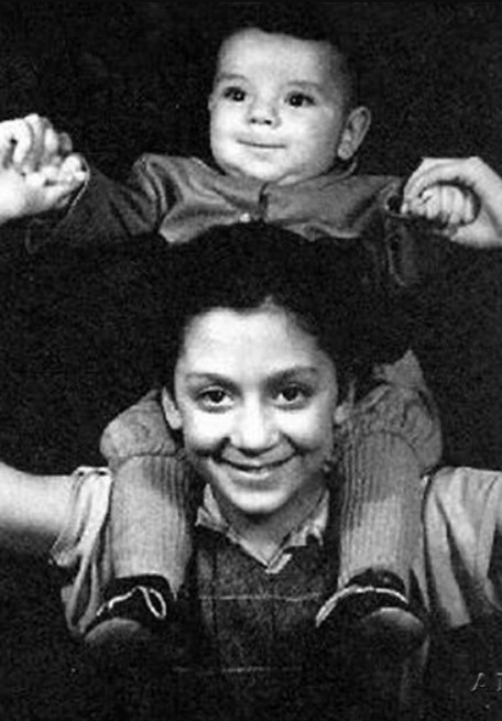 Екатерина Райкина в детстве с младшим братом. / Фото: www.mantelli.ru