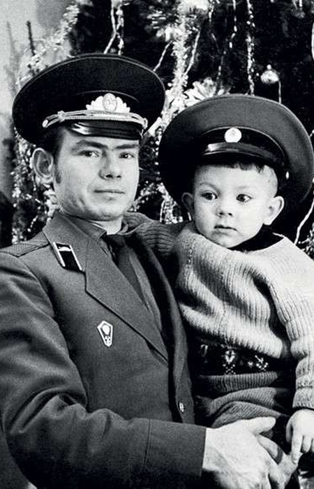 Андрей Федорцов в детстве с отцом. / Фото: www.womanhit.ru
