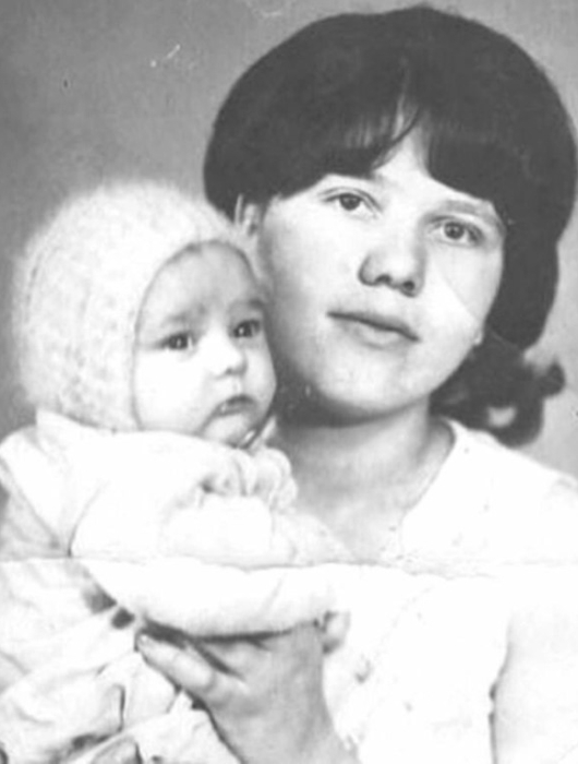 Юрий Шатунов в детстве с мамой. / Фото: www.vk.com