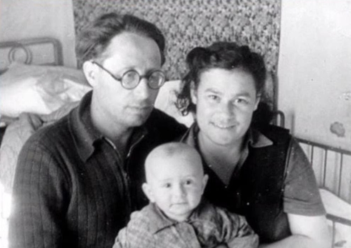 Ефим Шифрин в детстве с родителями. / Фото: www.pitercult.ru
