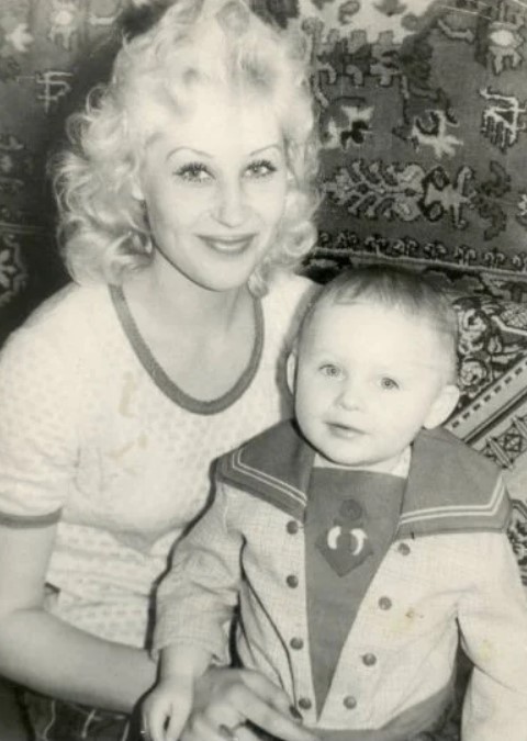 Шура в детстве с мамой. / Фото: www.fastler.ru