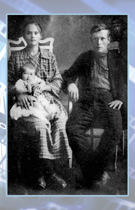 Василий Лановой в детстве с родителями.