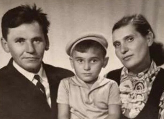 Сергей Пускепалис в детстве с родителями. / Фото: www.tvcenter.ru