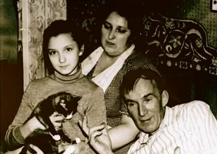Олеся Железняк в детстве с родителями. / Фото: www.ctv.by