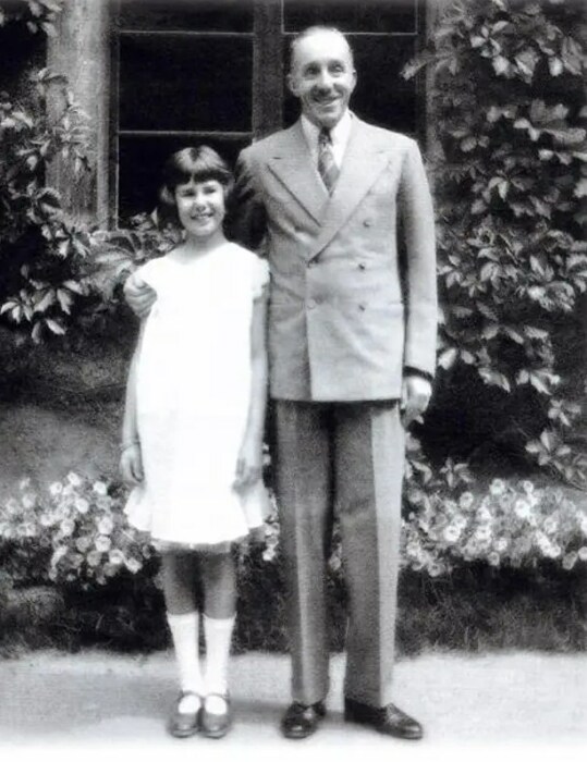 Каэтана Альба в детстве с отцом. / Фото: www.mt.ru