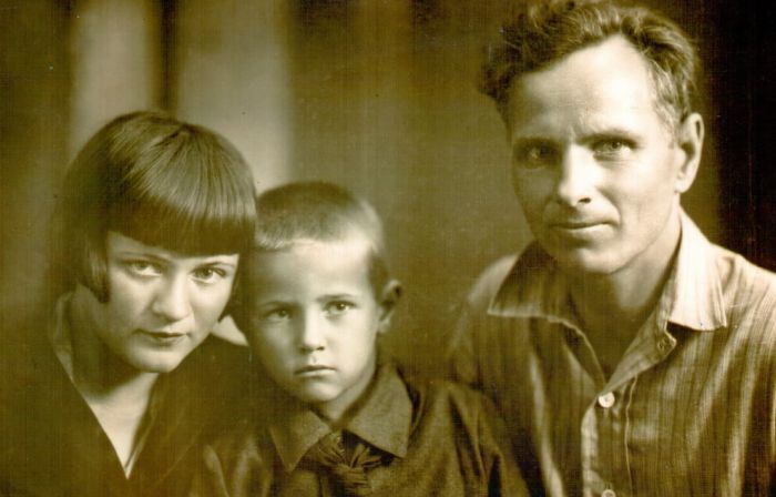 Ливий Щипачёв с родителями, 1933 год. / Фото: www.litmuseum.ukmpi.ru