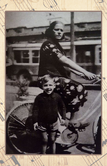 Адриано Челентано в детстве с матерью.