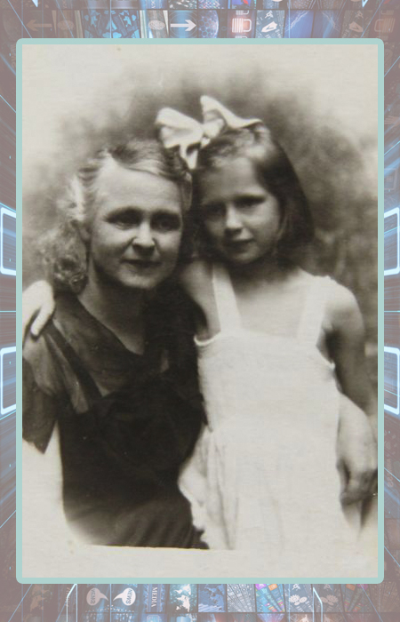 Лидия Клемент в детстве с мамой.