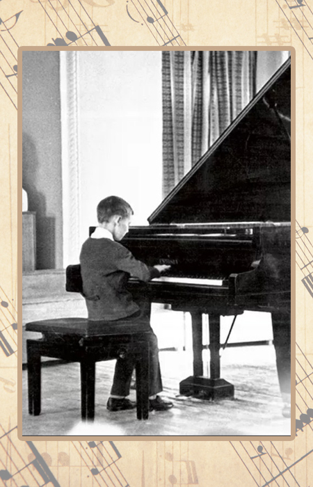 Андрей Державин за роялем.