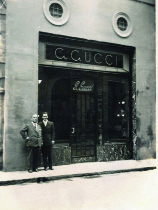 Гуччио и Родольфо Гуччи у входа в магазин во Флоренции. / Фото: www.goldmustang.ru